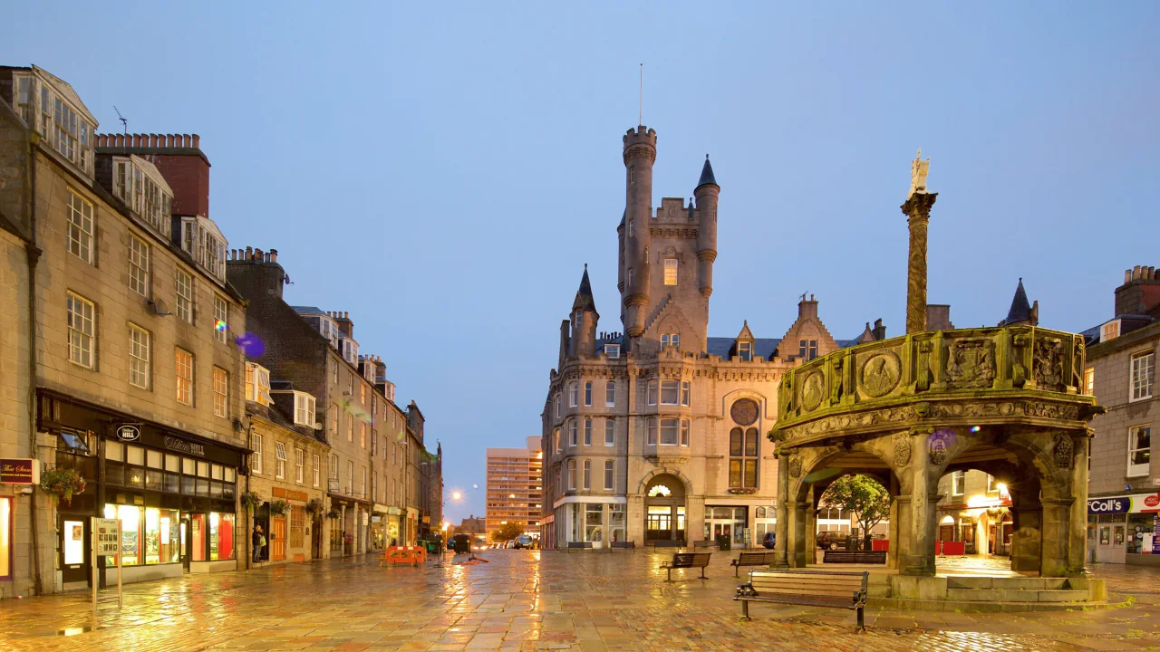 Alacakaranlıkta Aberdeen'in merkezindeki tarihi Castlegate