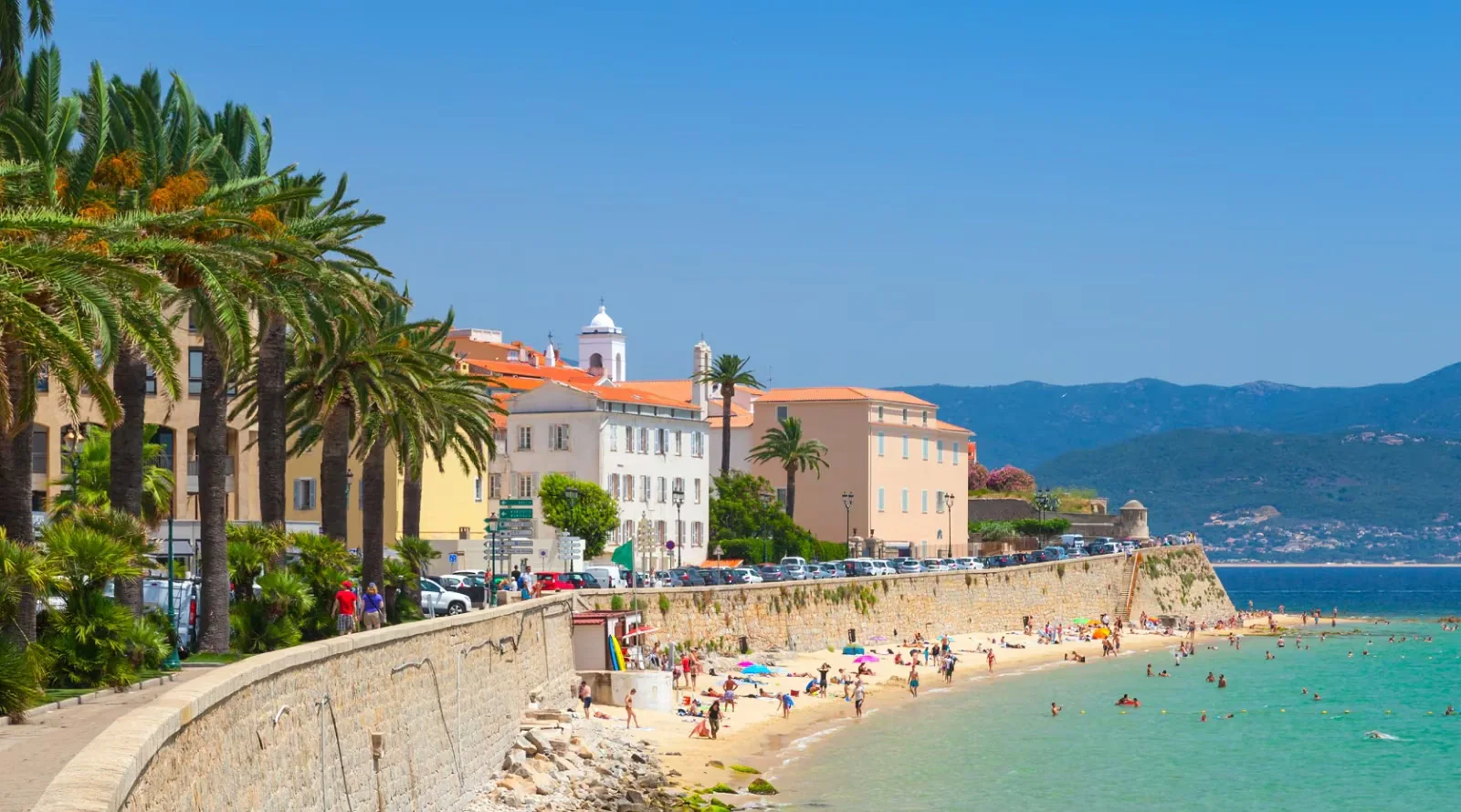 Ajaccio sahili ve Ajaccio Körfezi'ndeki plaj