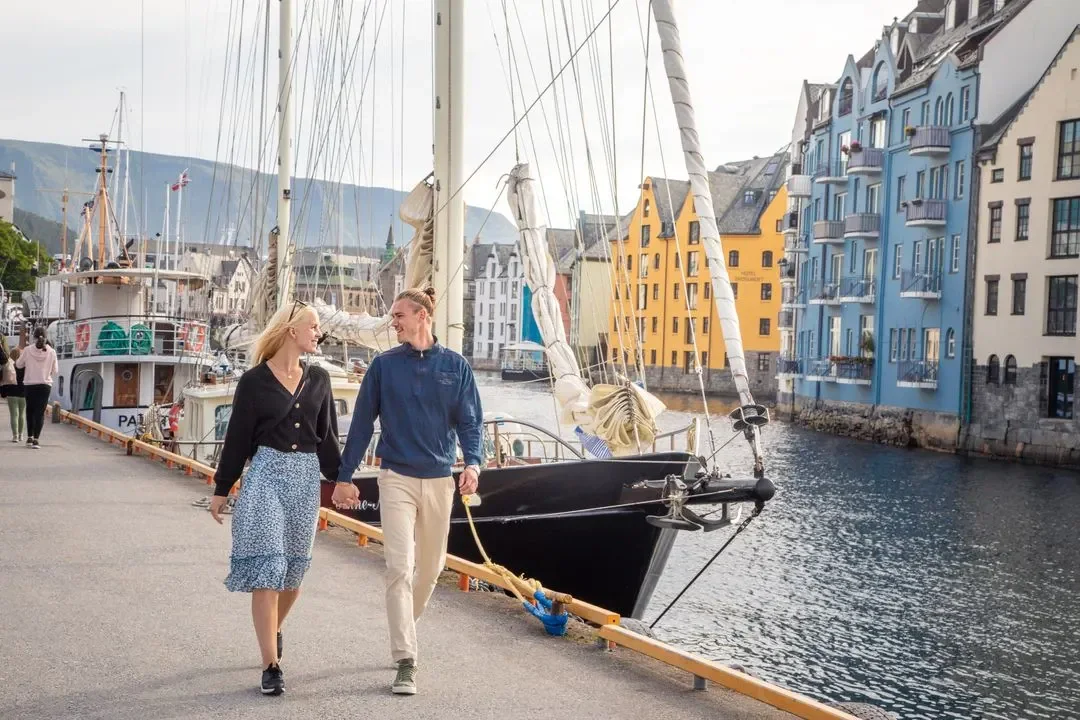 Ålesund limanının yanındaki Art Nouveau sahil binaları