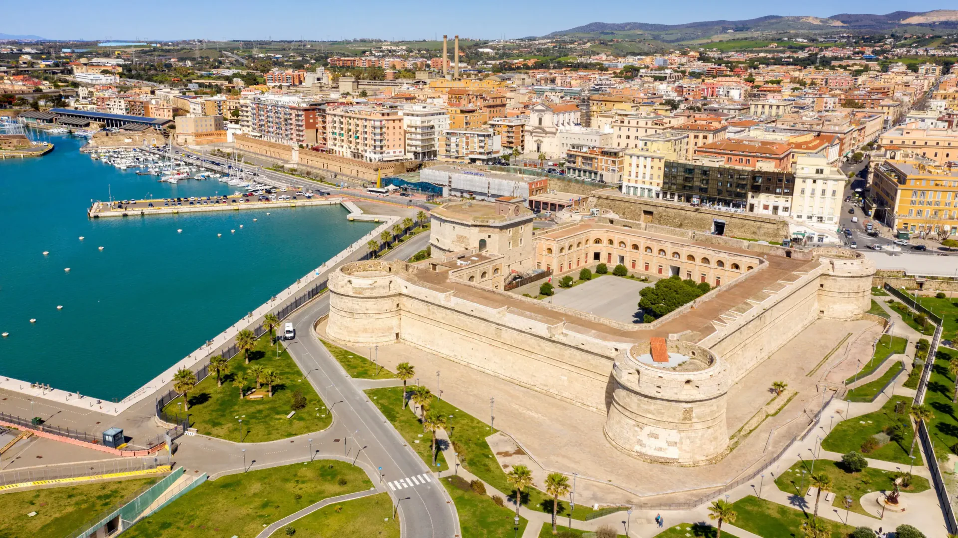 İtalya'nın Lazio kıyısındaki Civitavecchia sahili ve tarihi limanı