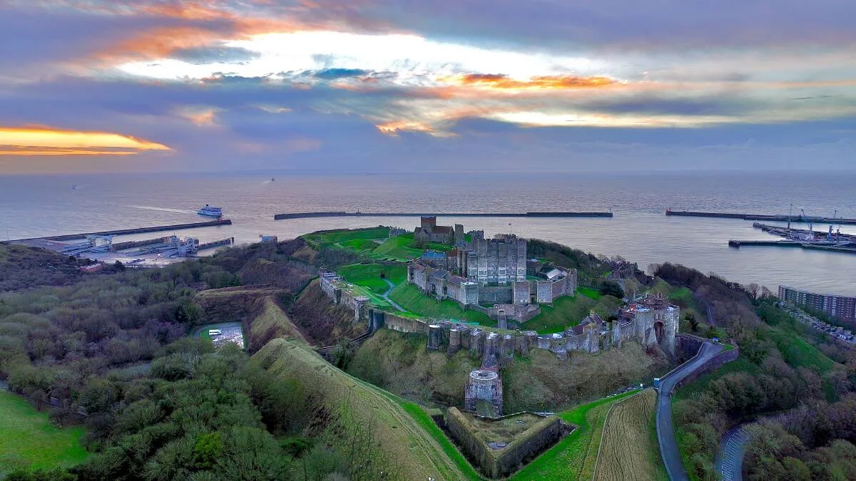 Dover'ın Beyaz Kayalıkları, kale ve Kent'teki Manş Denizi kıyısı