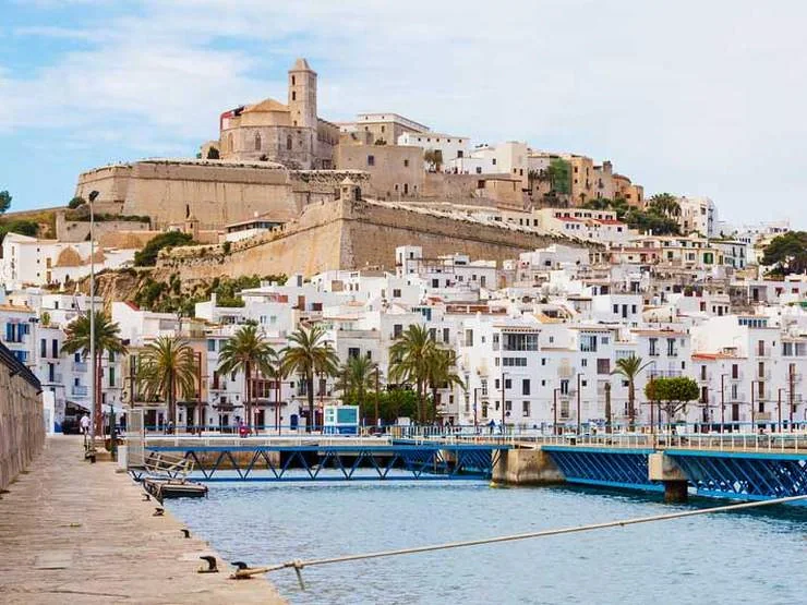 İbiza Kasabası, Dalt Vila ve Balear Adaları'ndaki Akdeniz sahili