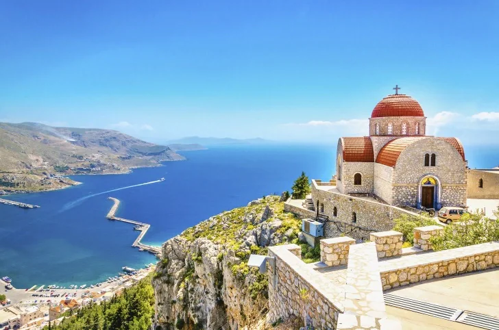 Yunanistan'ın Oniki Adaları'ndaki Kos Kasabası limanı, kalesi ve sahili