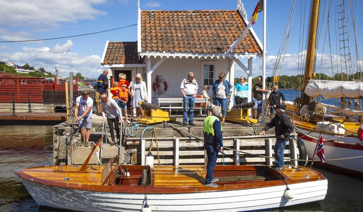 Telemark, Norveç'teki Langesund limanı, ahşap evler ve Skagerrak kıyı şeridi