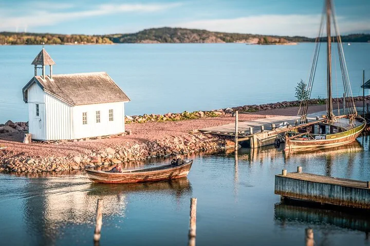 Åland Adaları'ndaki Mariehamn sahili, marina ve renkli kasaba