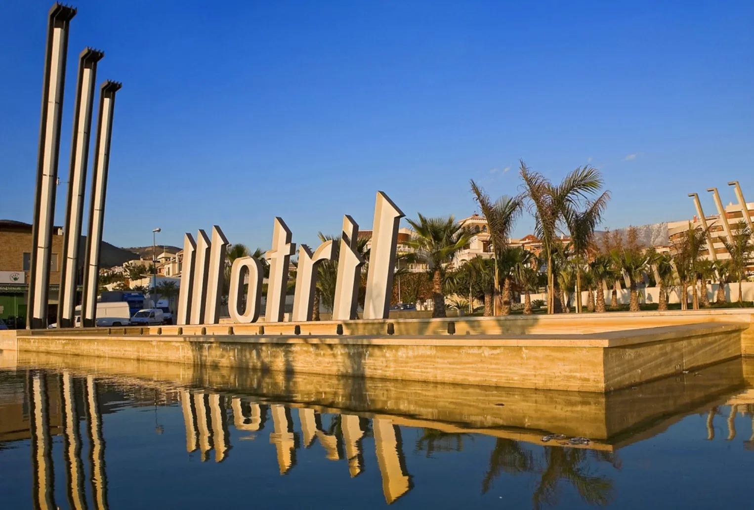 Granada, İspanya'daki Motril sahili, marina ve tropikal Akdeniz manzarası