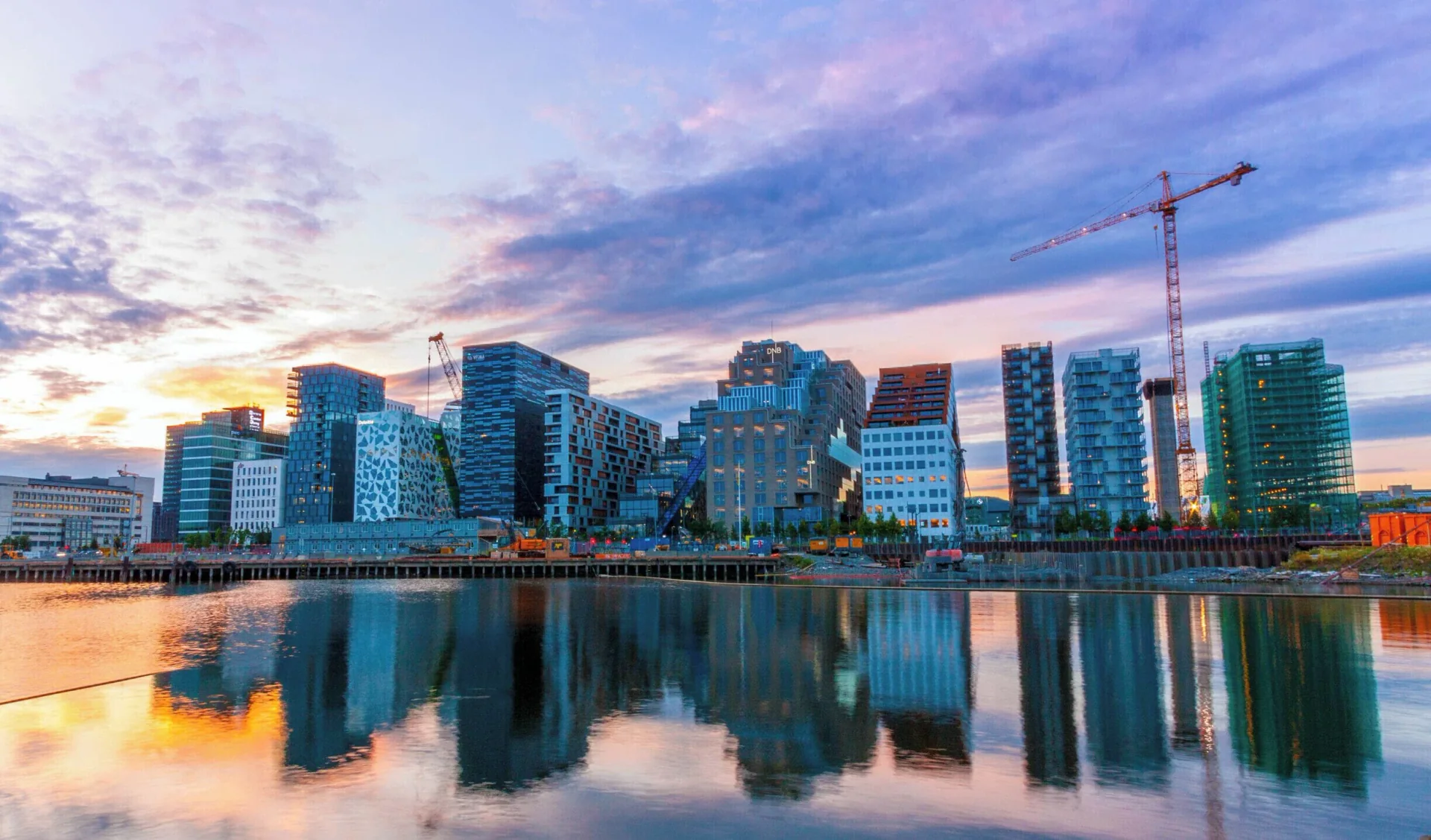 Norveç'teki Oslofjord'un yanında Oslo sahili, liman ve modern şehir silueti
