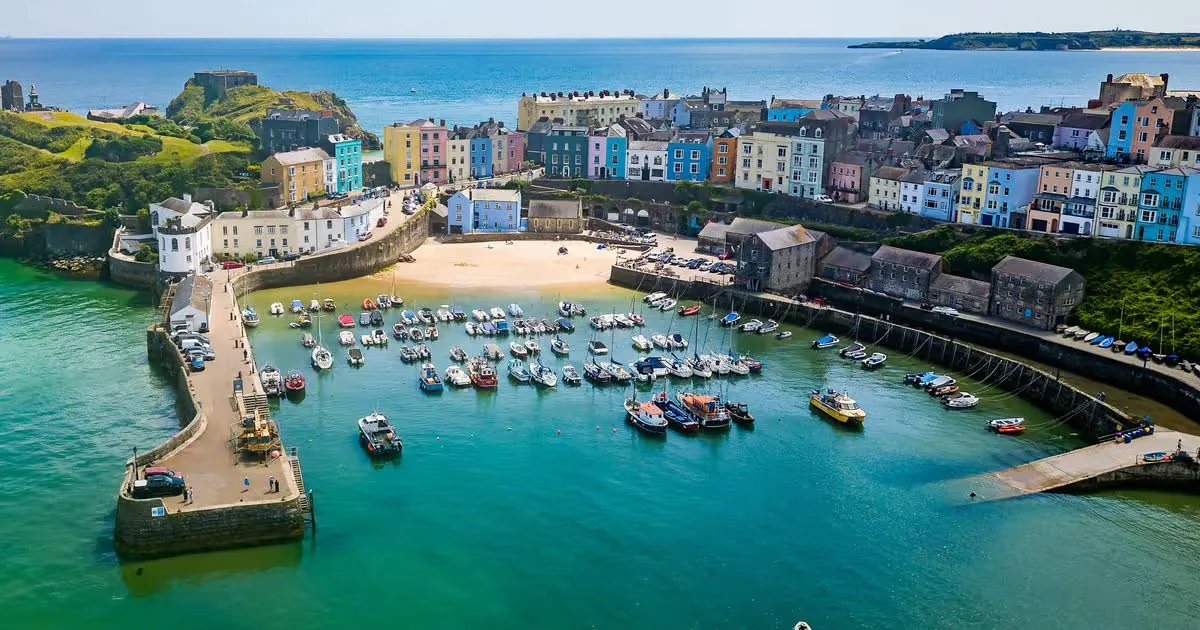 Galler'deki Pembroke Dock sahili ve Pembrokeshire kıyı manzarası