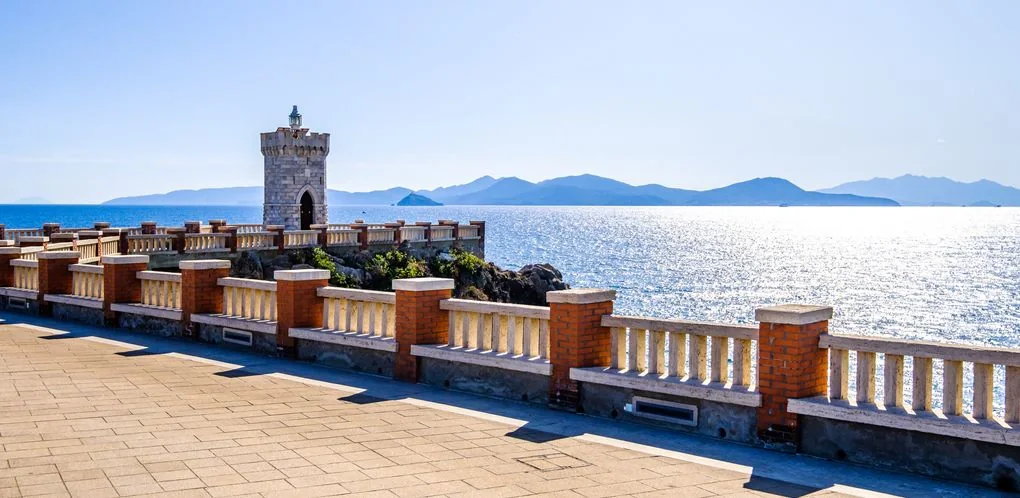 Piombino eski kenti, Toskana kıyısı ve Akdeniz manzarası