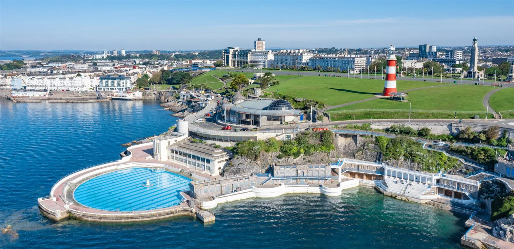 Plymouth Hoe, Devon, İngiltere'de sahil ve tarihi liman