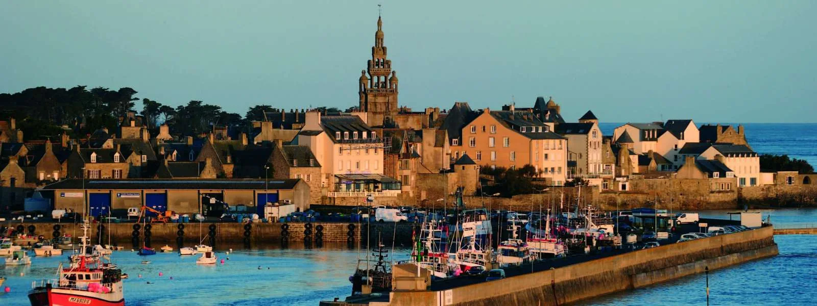 Fransa'daki eski Roscoff limanı, granit sahili ve Brittany sahili