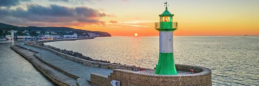 Sassnitz limanı, Baltık kıyısı ve Rügen, Almanya'daki tebeşir kayalıkları manzarası