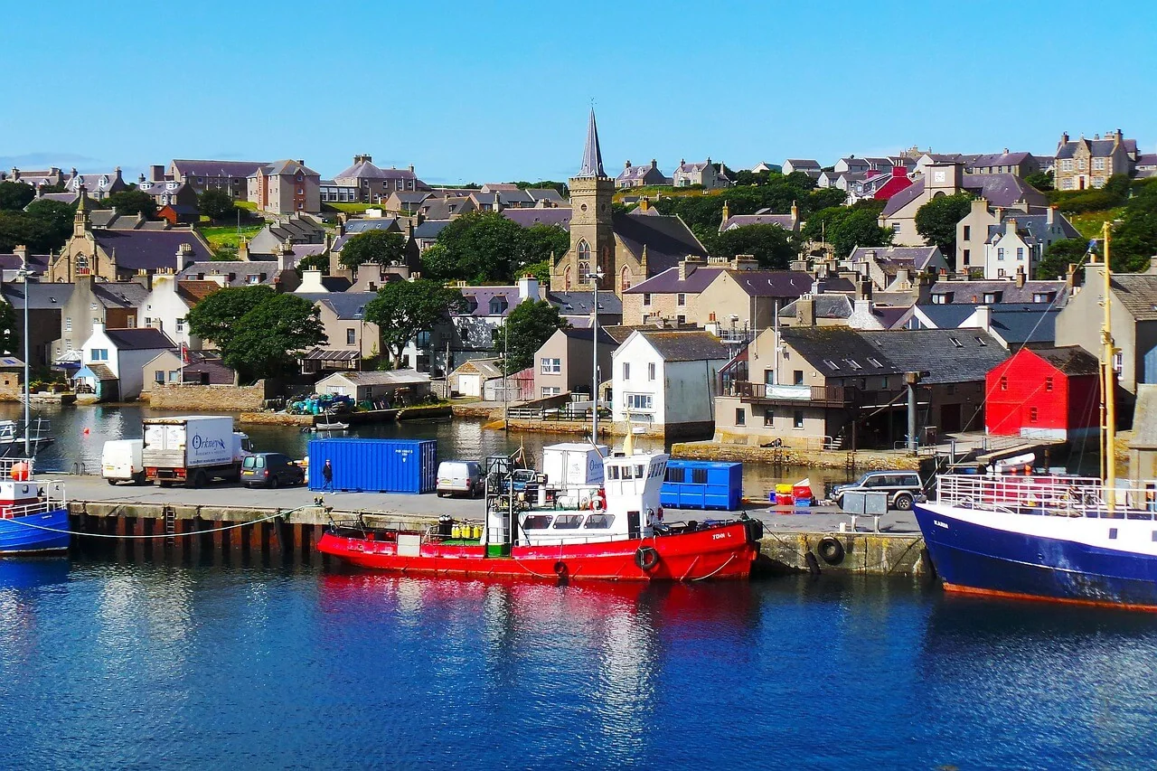 Kuzey İskoçya'daki Scrabster limanı ve engebeli Caithness kıyı şeridi