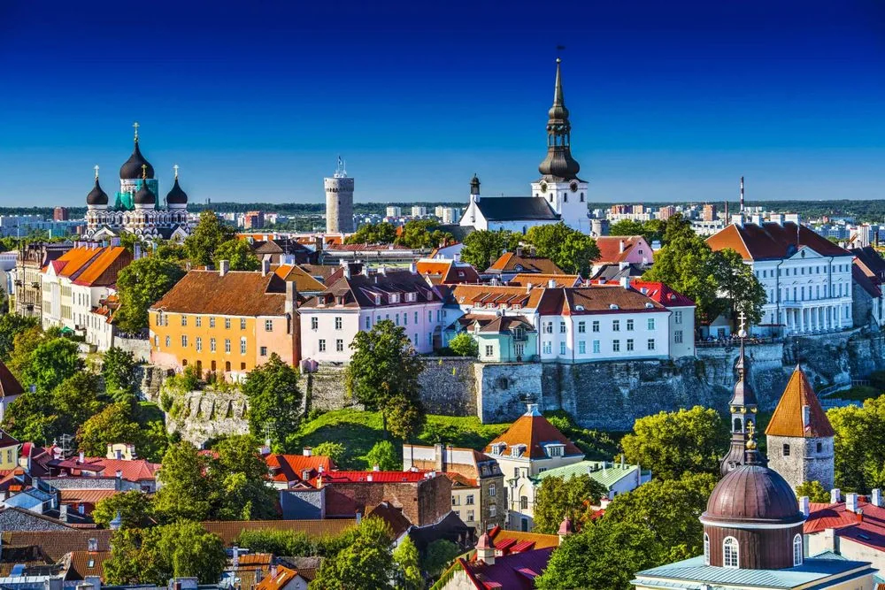 Estonya'daki Tallinn ortaçağ eski kenti, kuleleri ve Baltık kıyısı