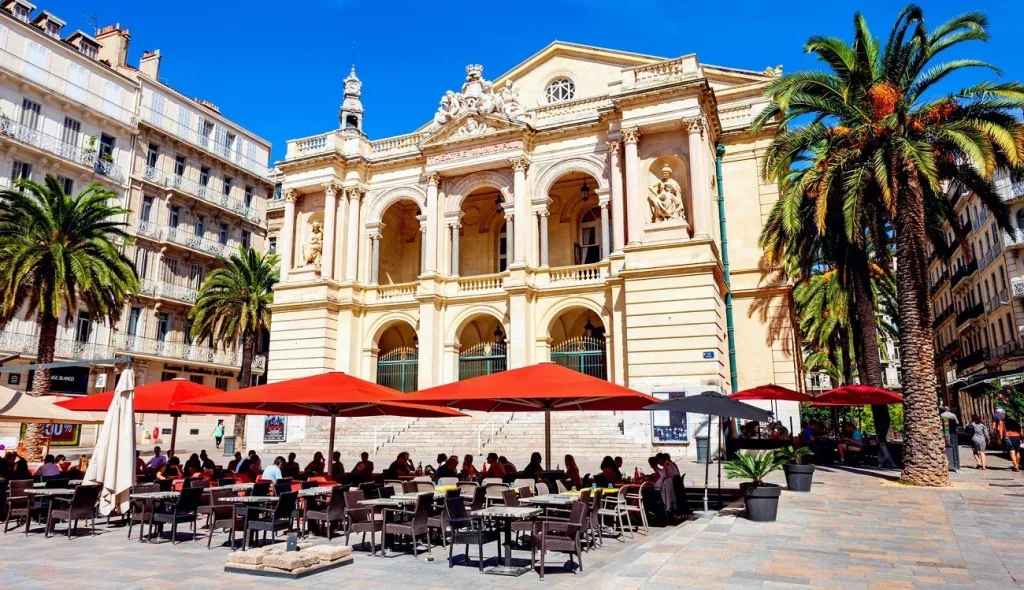 Güney Fransa'daki Toulon limanı, eski şehir ve Akdeniz sahili