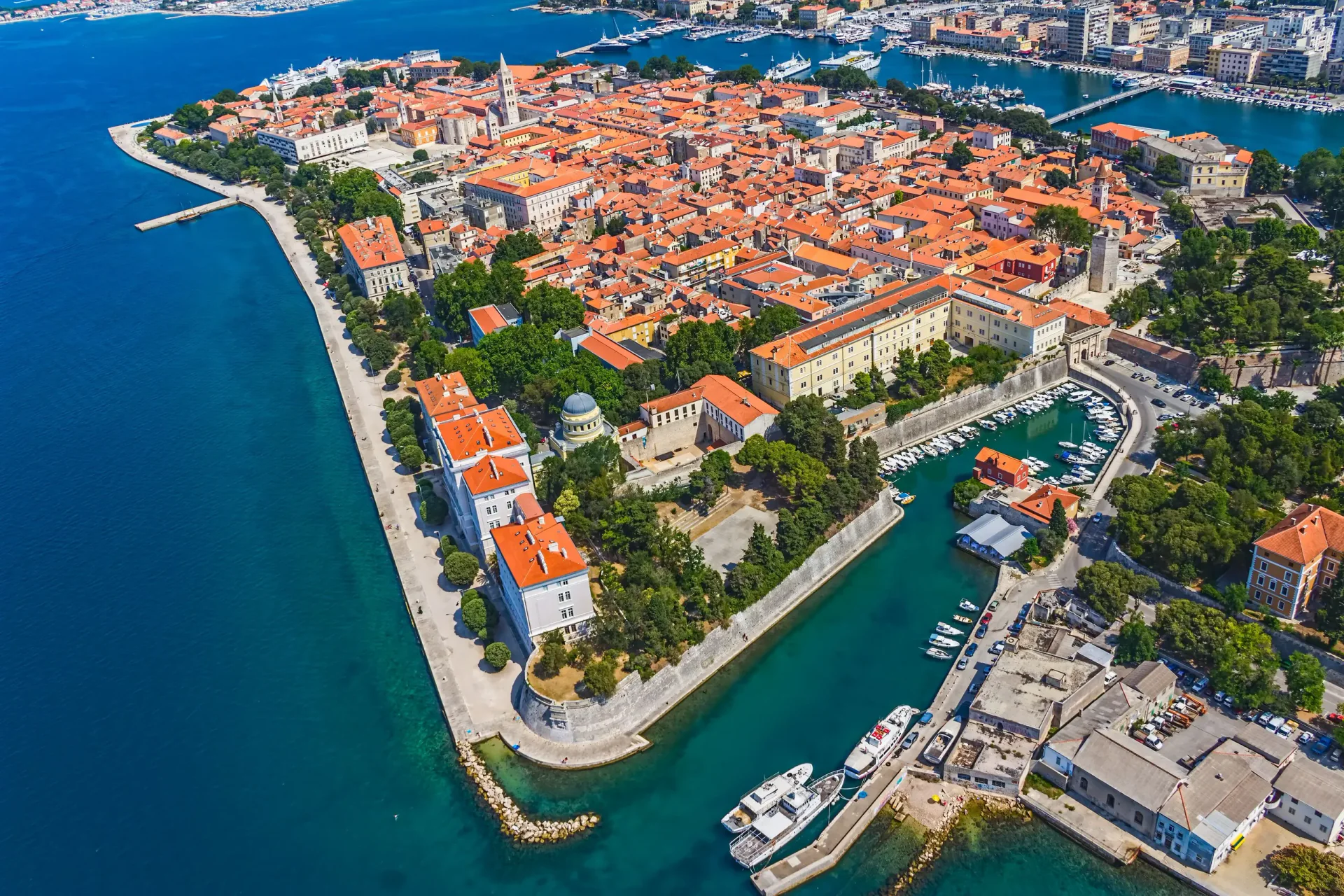 Zadar eski şehir kıyısı, Adriyatik Denizi ve Hırvatistan'ın tarihi merkezi