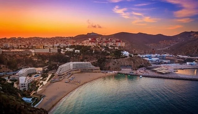 Al Hoceima limanı ve Akdeniz sahil şeridi