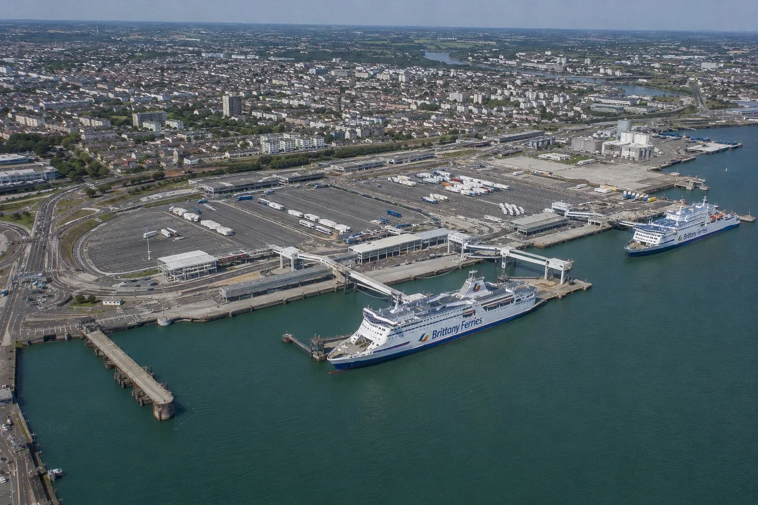 Normandiya'da Caen'e hizmet veren Ouistreham yolcu feribot terminali