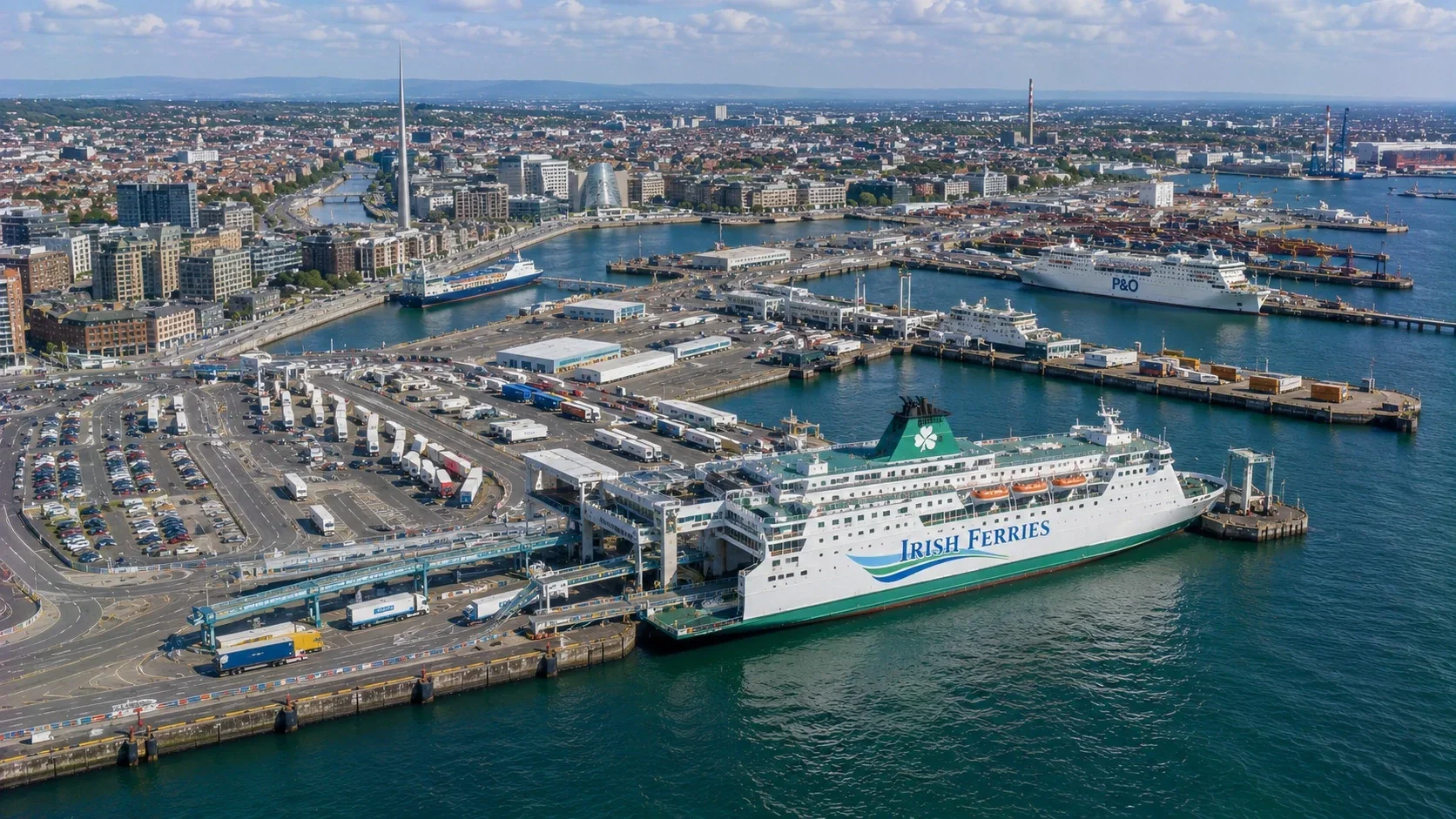 İrlanda'daki Dublin Limanı'ndaki yolcu feribot terminalleri ve limanı