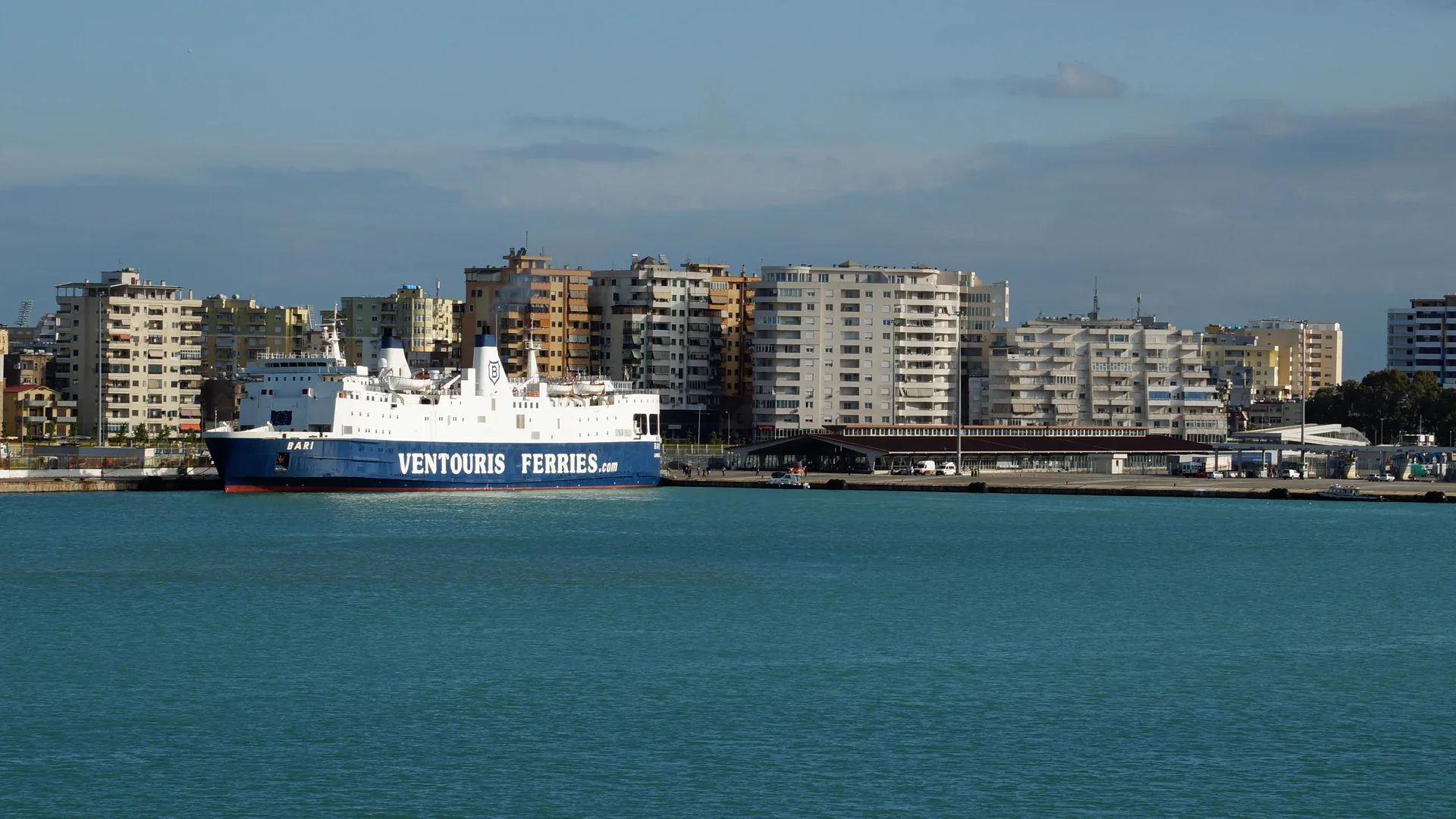 Arnavutluk'taki Durrës feribot limanı ve yolcu terminali