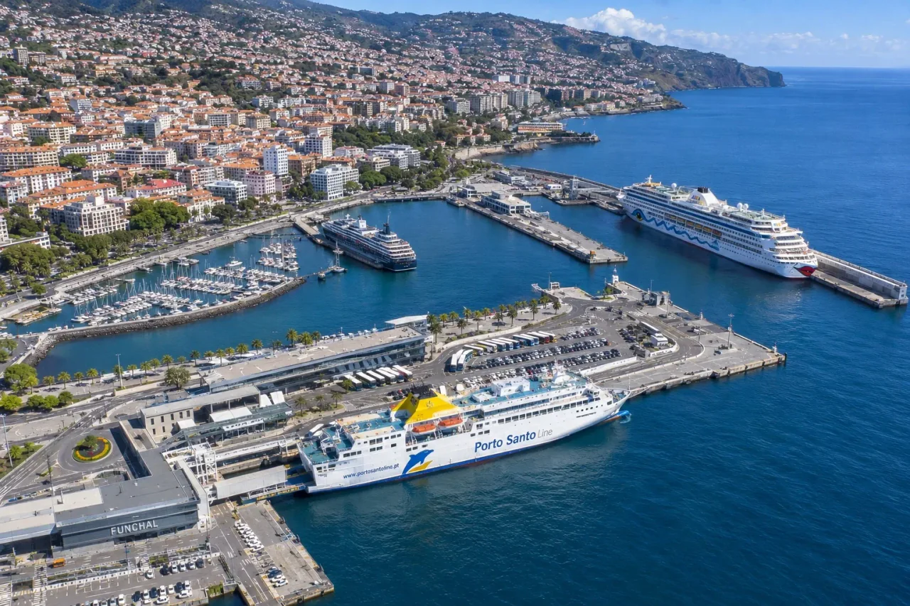 Madeira'daki Funchal Limanı yolcu feribotu alanı