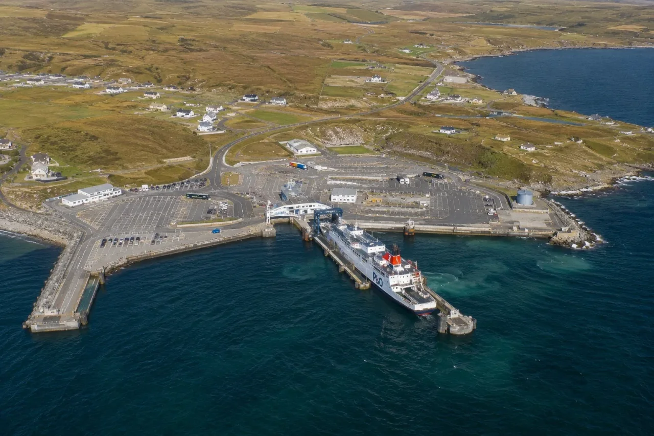 Gills Bay kıyısı ve liman çevresi