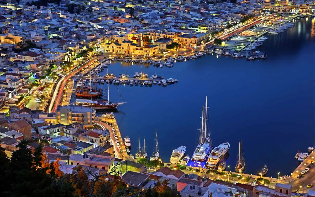 Kalimnos (Kalymnos) limanı ve kıyı manzarası