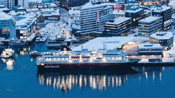 Norveç'in Arktik kıyısındaki Kirkenes'te Hurtigruten gemisi