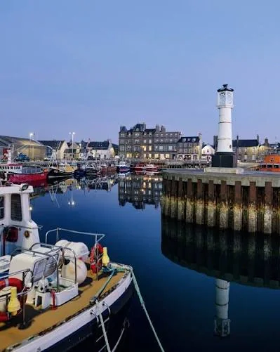 Orkney'deki Kirkwall sahili ve limanı