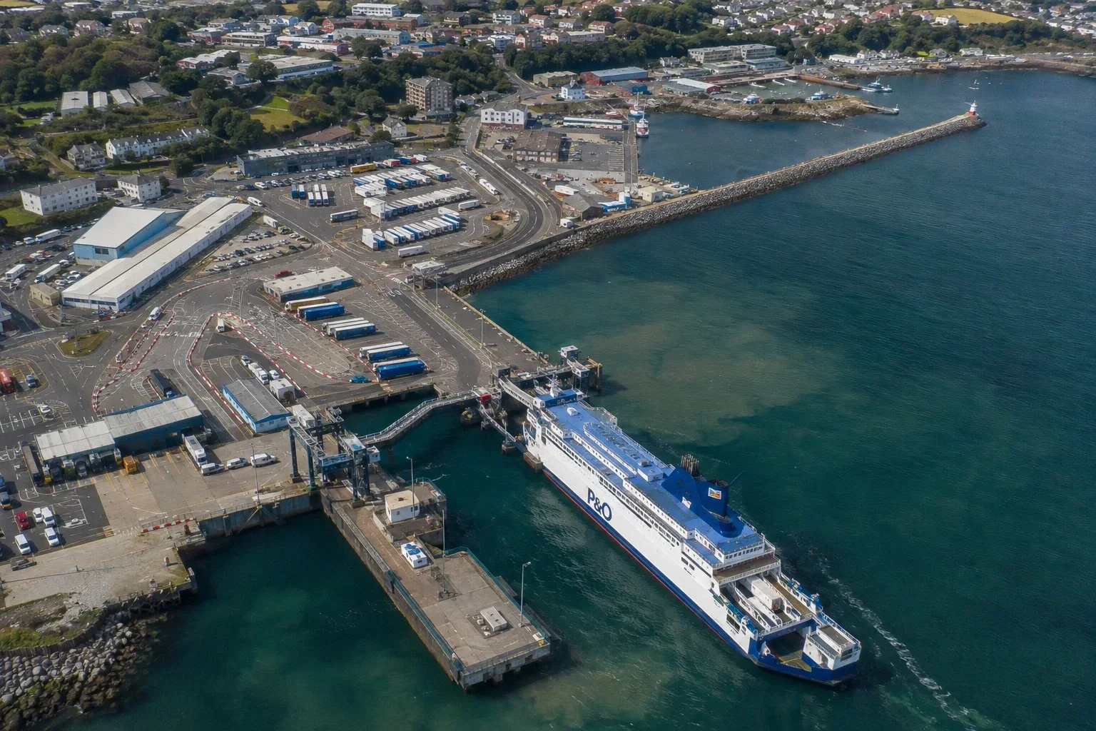Kuzey İrlanda, Larne Limanı'ndaki P&O Ferries yolcu ve araç terminali
