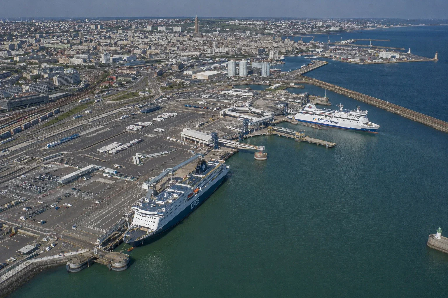 Le Havre feribot limanının bir Brittany Feribot gemisi ile bir görüşü