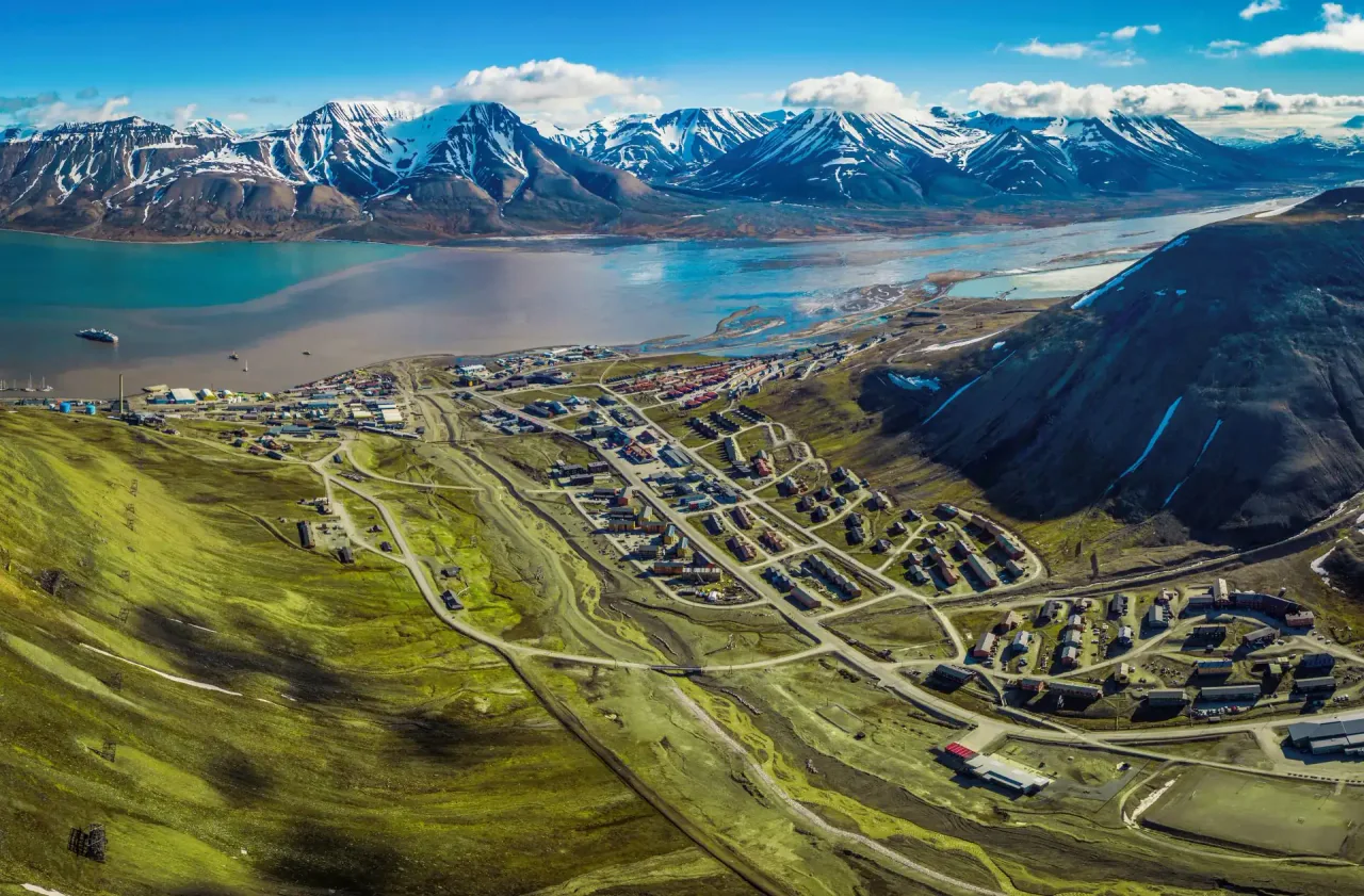 Longyearbyen ve çevresindeki Svalbard manzarası