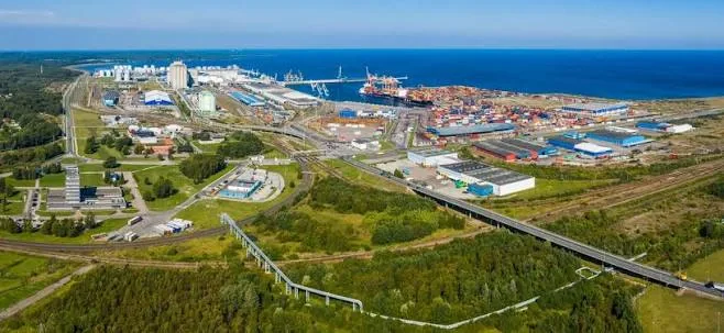 Tallinn yakınlarındaki Muuga limanının bir manzarası