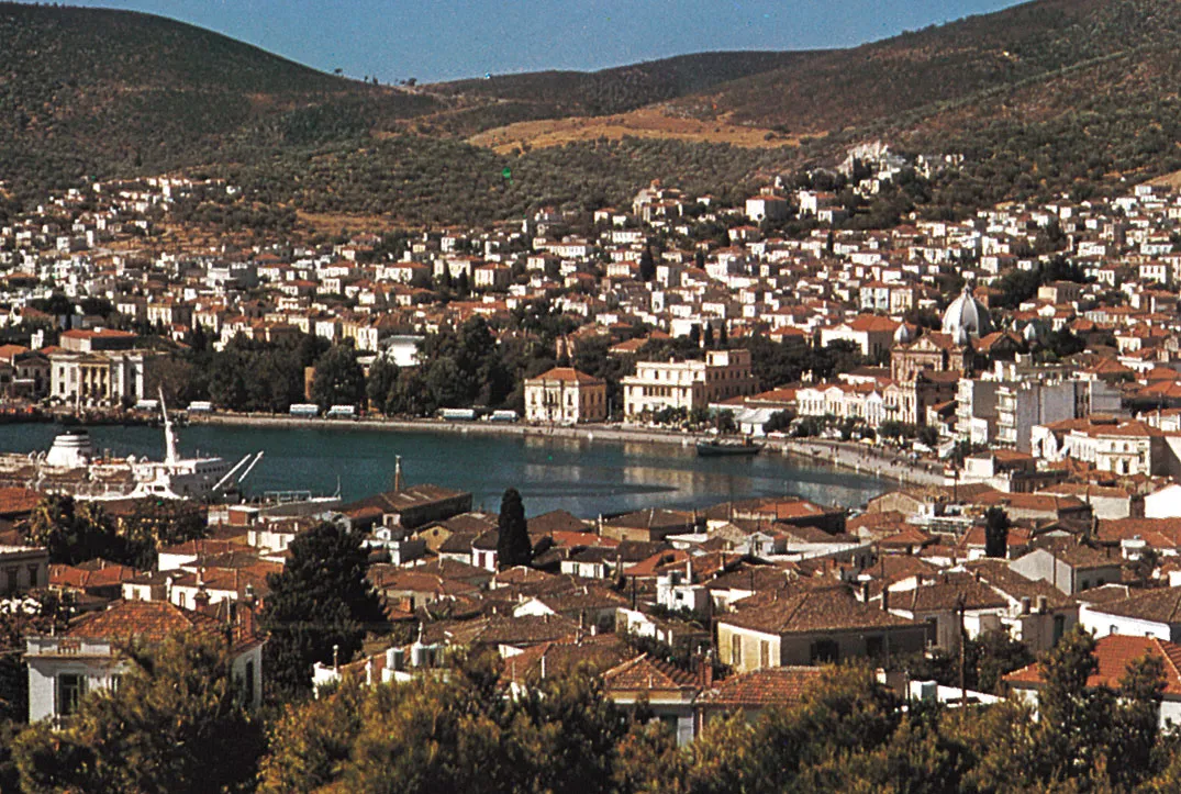 Midilli (Mytilene) limanı ve kıyı manzarası