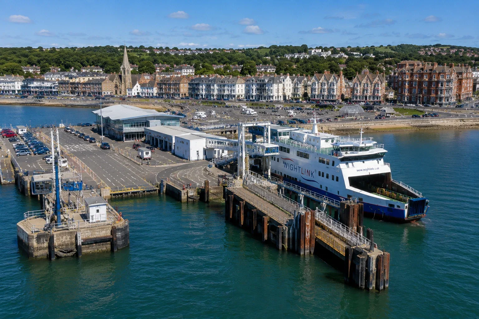 Ryde Pier Head ve feribot yaklaşımı The Isle of Wight