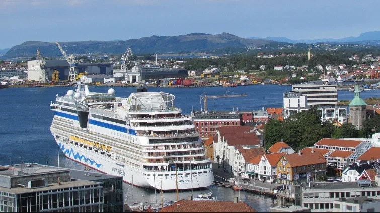 Batı Norveç'teki Stavanger limanı ve sahili