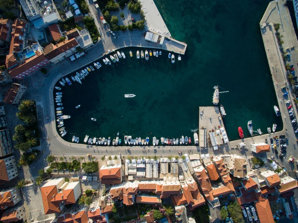 Supetar Limanı'nın Brač'a bakışı