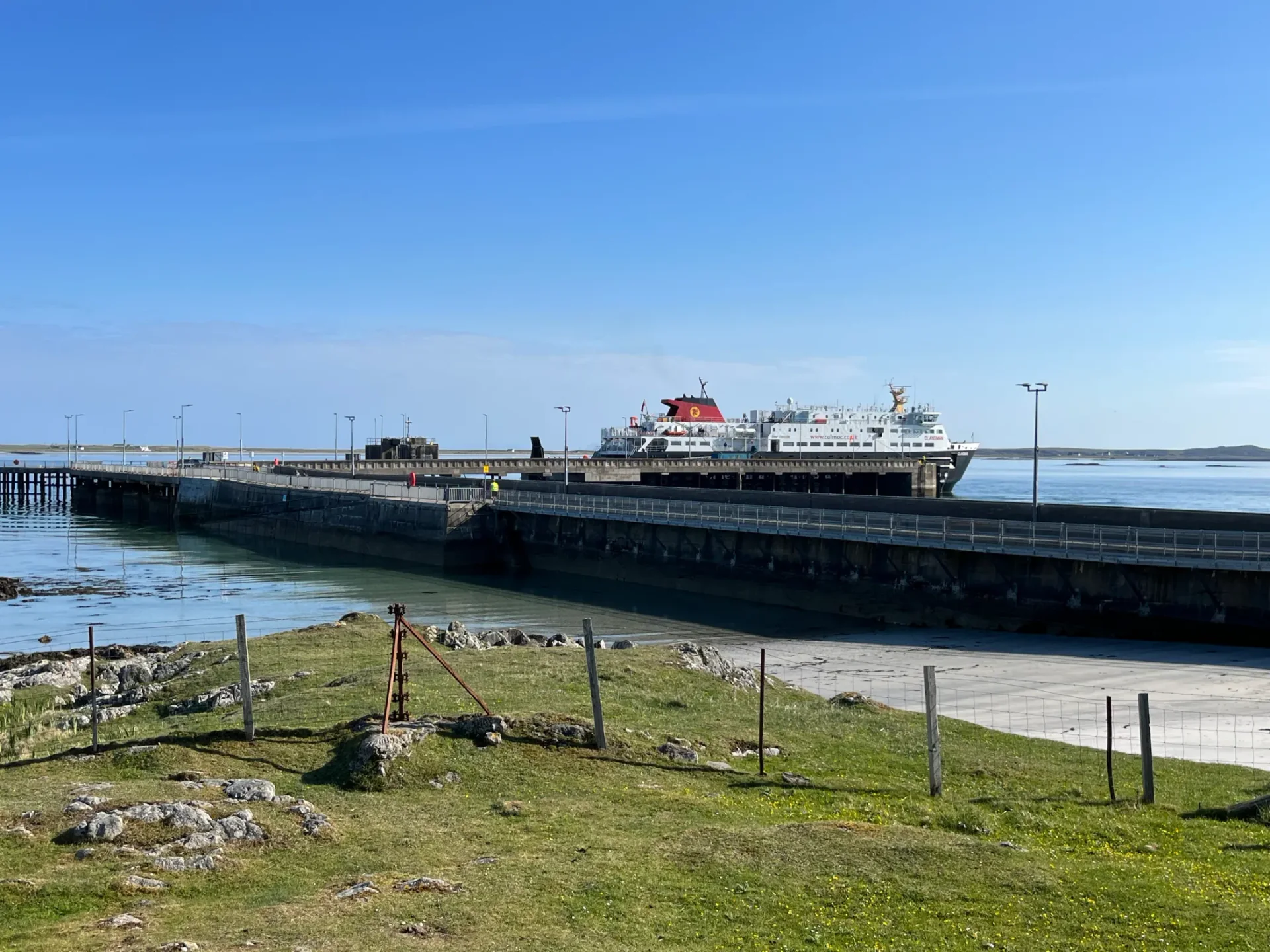CalMac feribotlarının bulunduğu Tiree feribot limanı