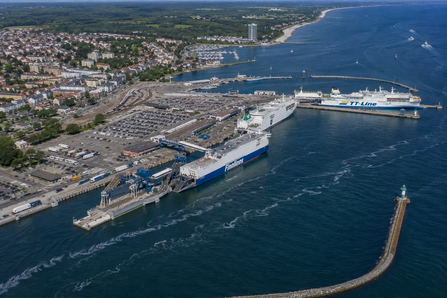 Travemünde feribot limanının Finnlines ve TT-Line ferries ile bir bakışı
