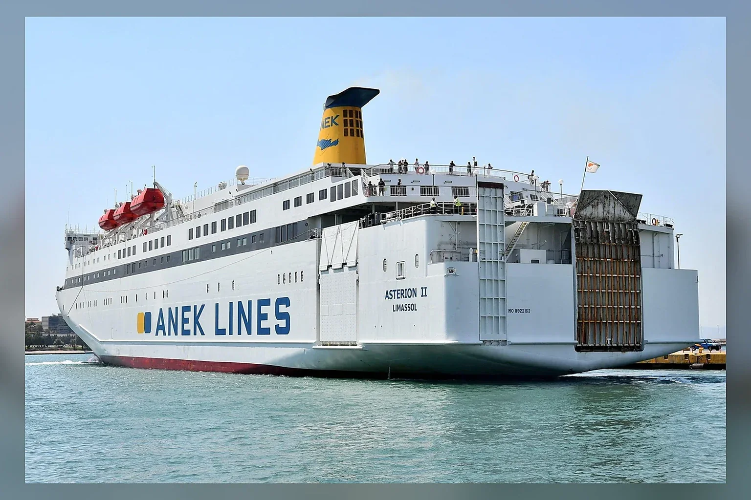 Girit'e hizmet veren ANEK Lines yolcu feribotu