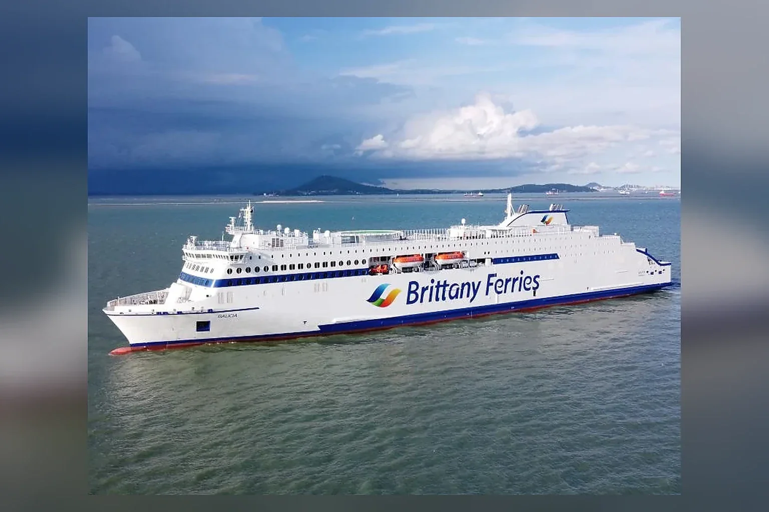 Kanal boyunca seyreden Brittany Ferries yolcu feribotu