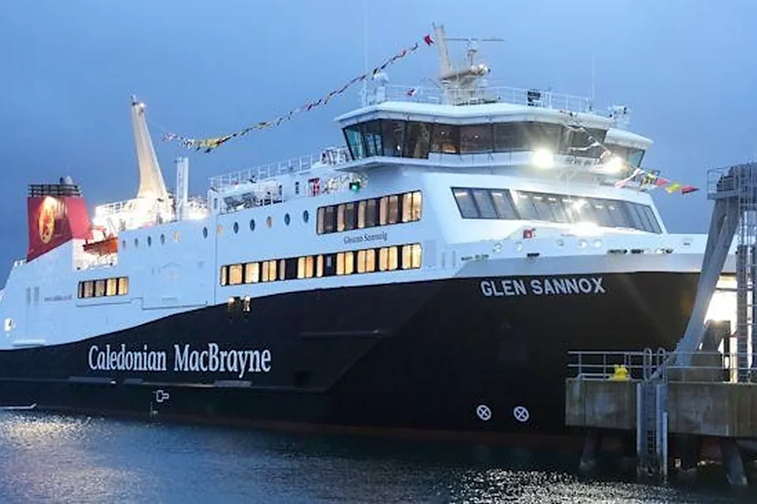 İskoç adaları arasında seyreden CalMac feribotu