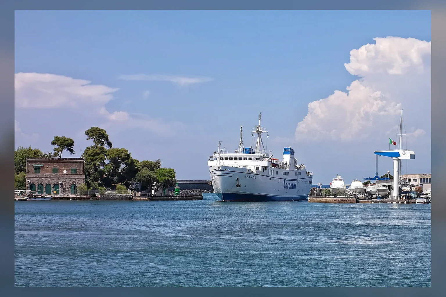Napoli Körfezi'nde Caremar feribotu seferi