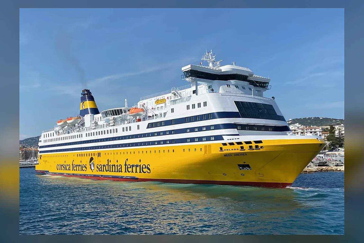 Akdeniz'de Corsica Ferries yolcu ve araç feribotu