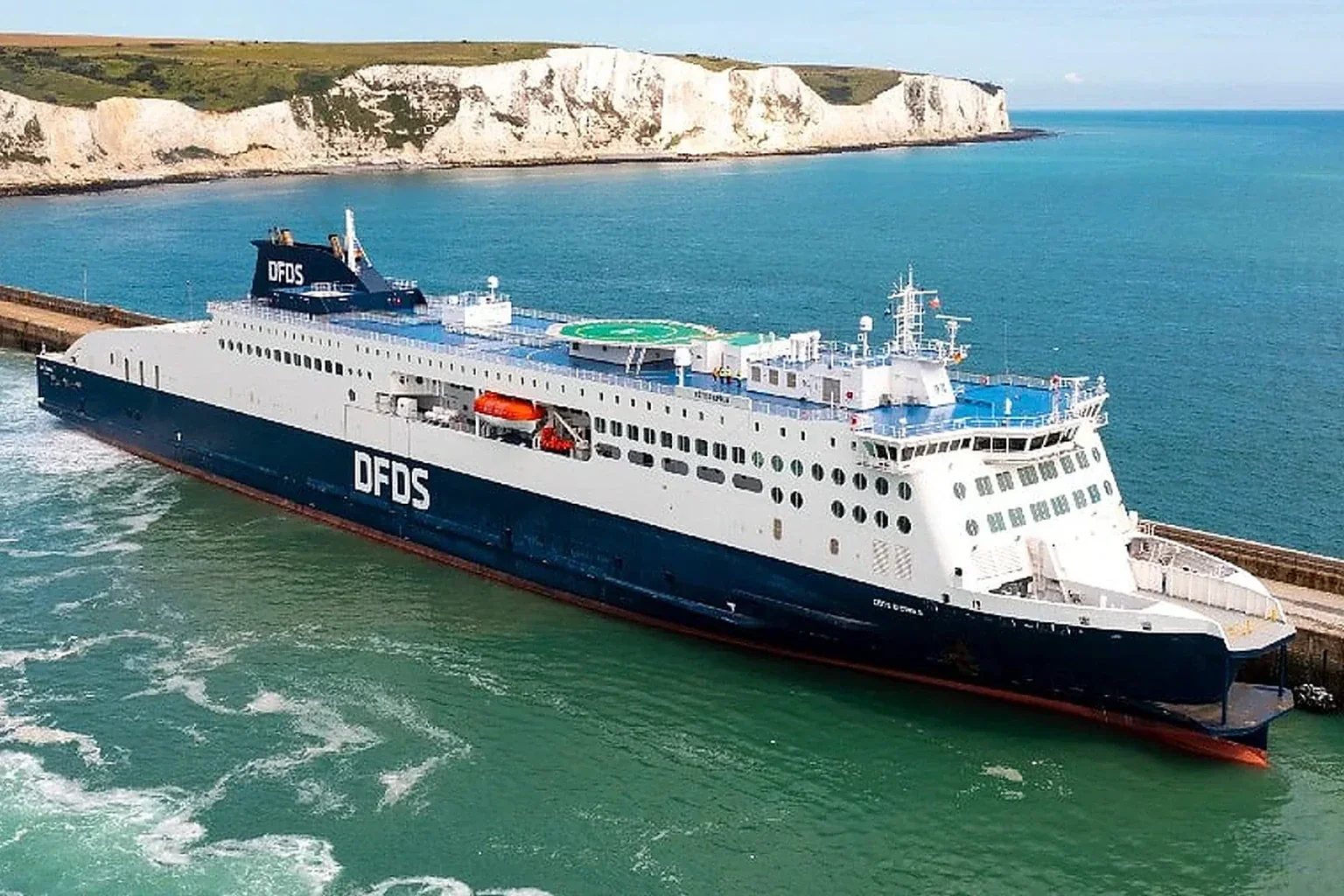 Denizde DFDS yolcu ve araç feribotu