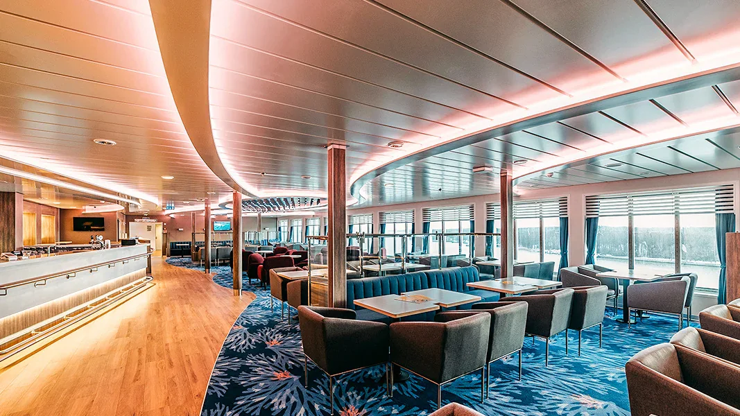 DFDS feribotunda bar ve lounge alanı