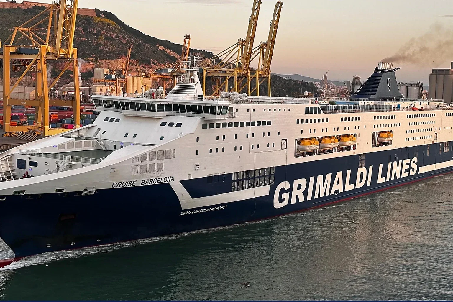 Akdeniz'i geçen Grimaldi Lines yolcu feribotu