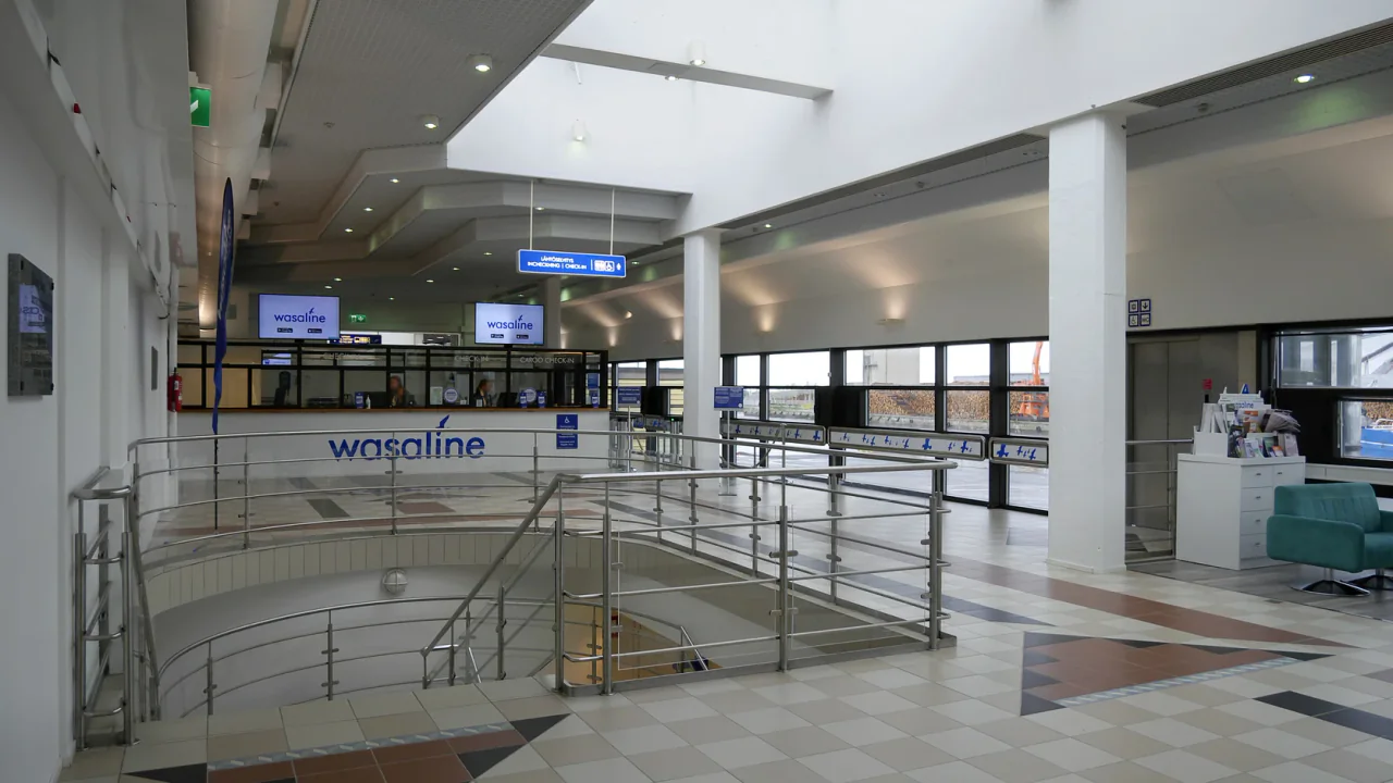 Vaasa'daki Wasaline terminali check-in alanı