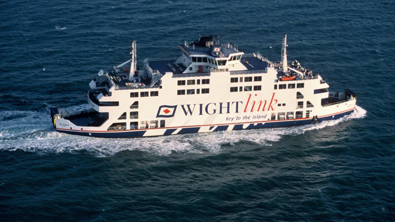 Solent'teki Wightlink St Clare araba feribotu
