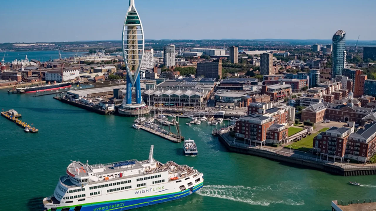 Wightlink feribotu Portsmouth Gunwharf'a yaklaşıyor veya oradan ayrılıyor